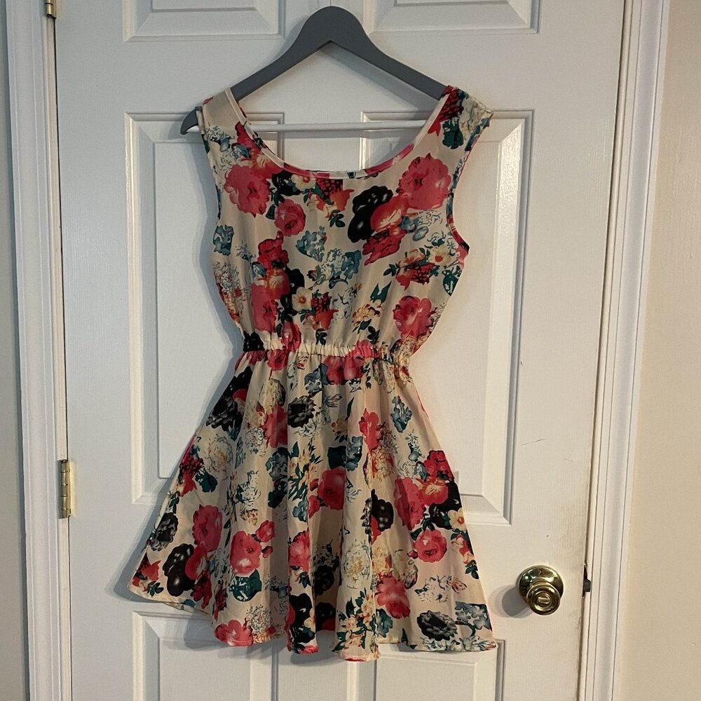 🌸 Summer Stunner! Zay Floral Dress – Size M 🌸